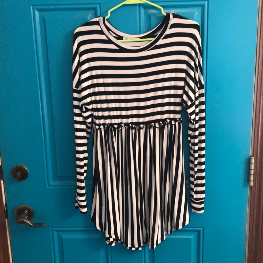 Boutique black and white stripe top